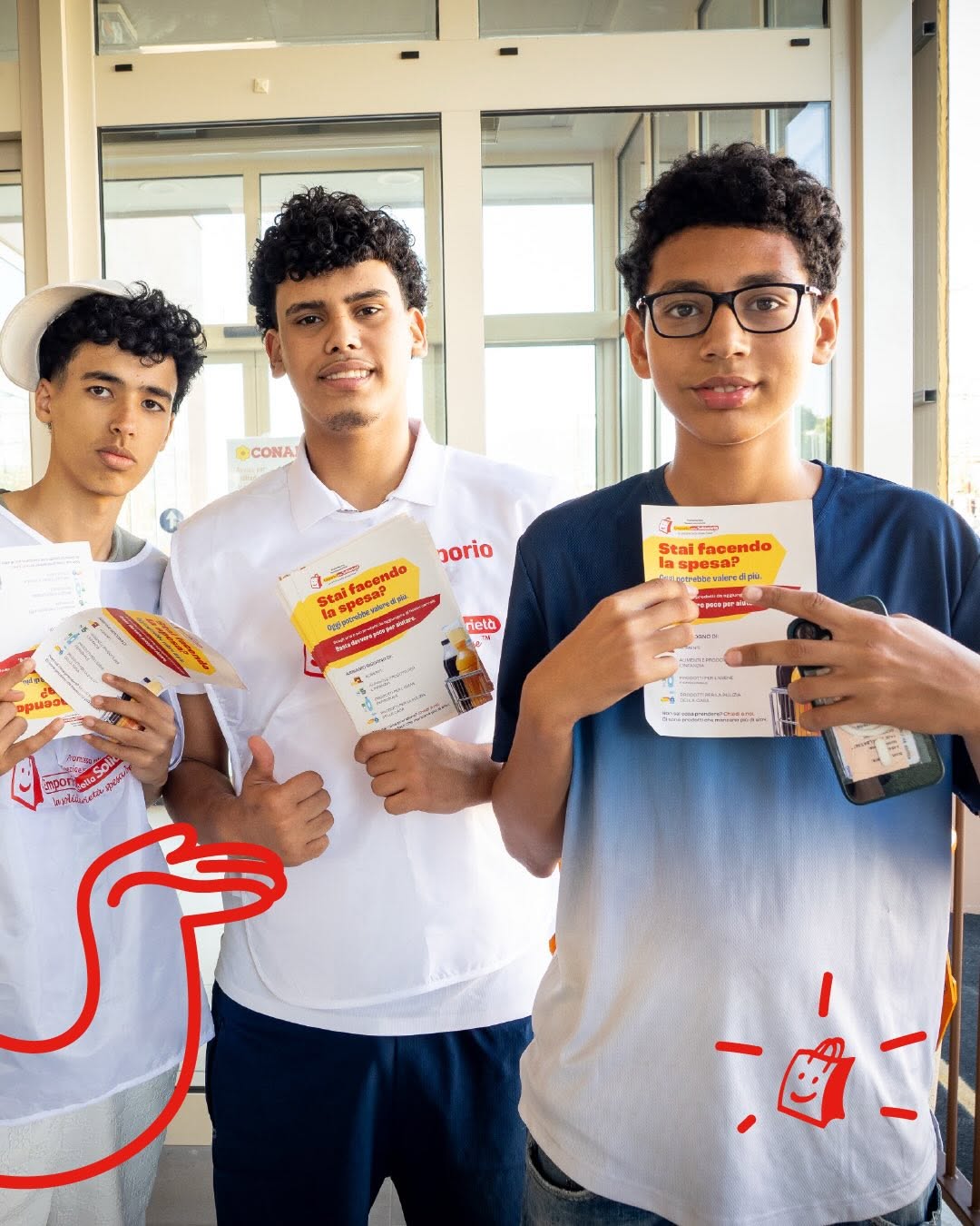 Volontari durante la raccolta alimentare dell'emporio della solidariet&agrave;